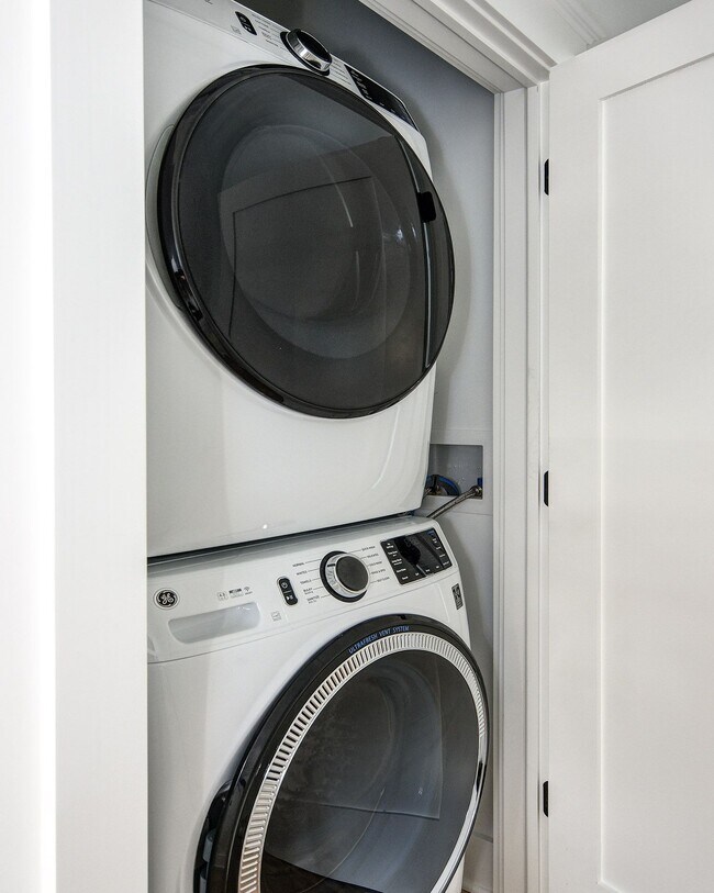 Building Photo - 20 E Redman Ave