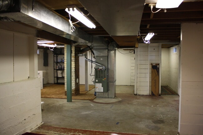 Building Photo - 2 Blocks from the river!!