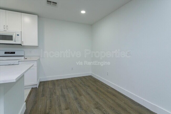 Building Photo - 4352 S Kirkman Rd
