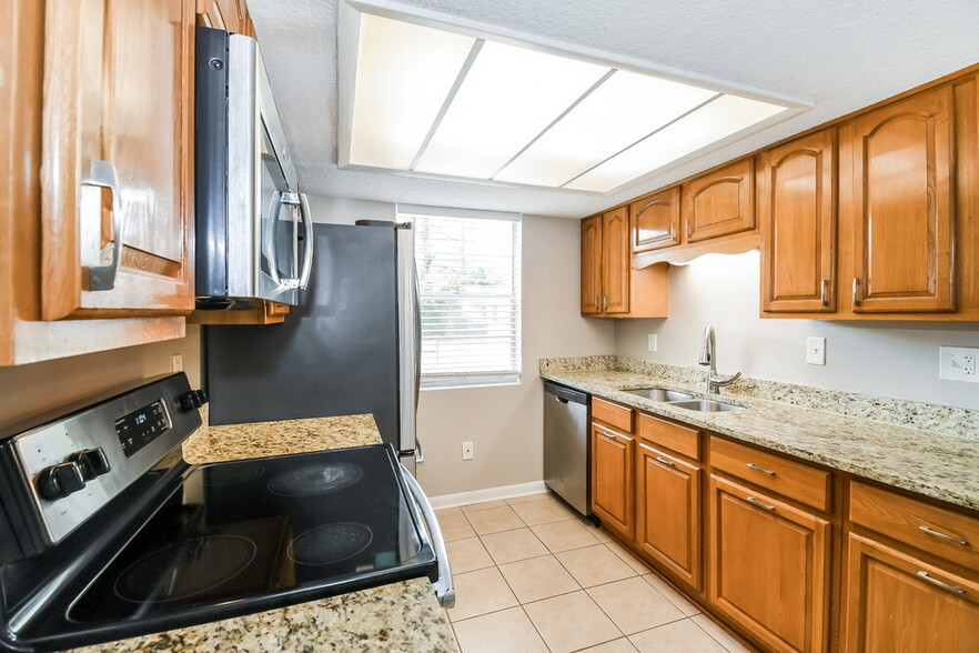 Building Photo - 2834 Tanglewood Blvd