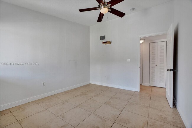 Building Photo - 6235 SW 47th Manor