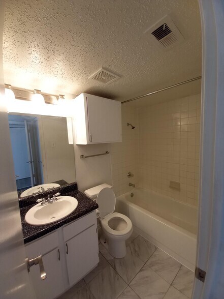 Building Photo - 9520 Royal Ln