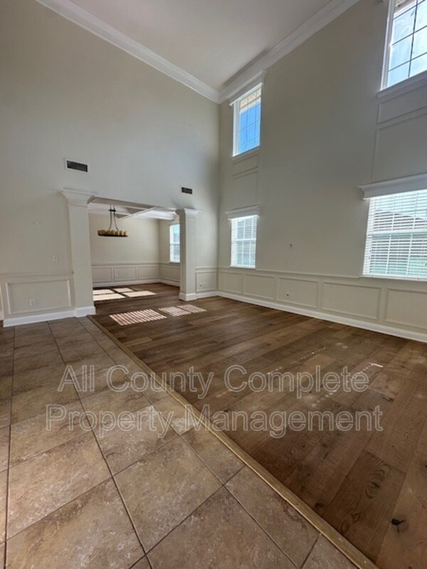 Building Photo - 738 W Kings College Dr