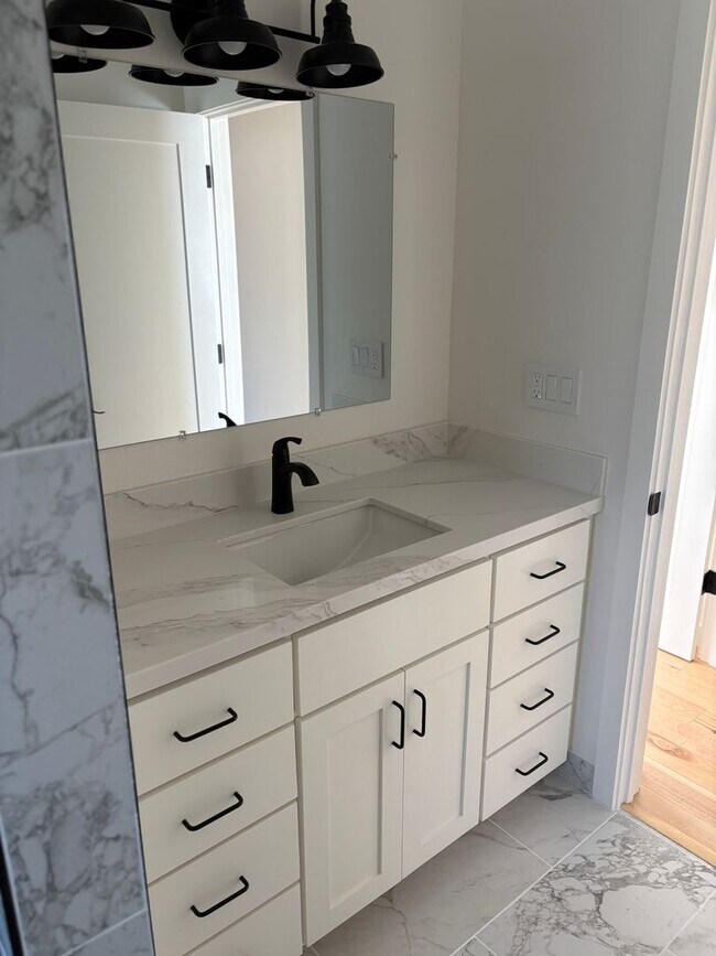Building Photo - Aptos, Freshly Remodeled 3bd. 2ba. single ...