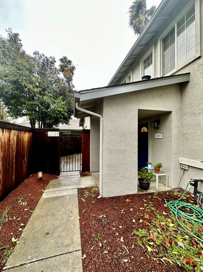 Building Photo - Davis - Centrally Located Home
