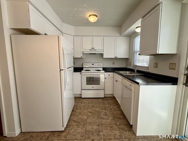 Building Photo - 22 Dartmouth Dr