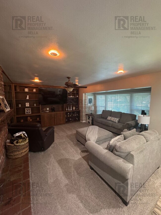 Building Photo - 3-Bed, 2-Bath Oasis in Hemet with Sparklin...