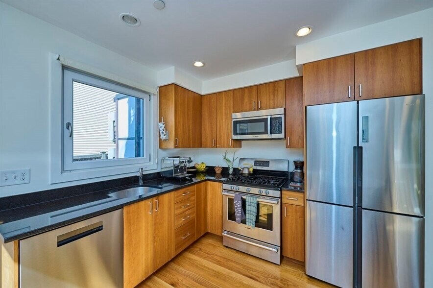 Building Photo - 19 Clary St