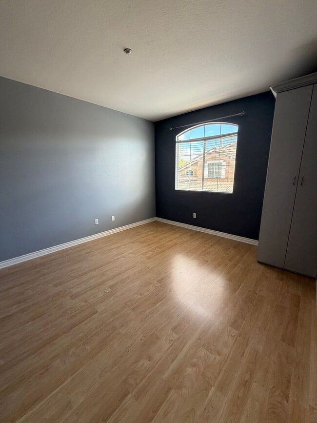 Building Photo - 3 Bed, 2.5 Bath Townhome in gated Park Lane Community