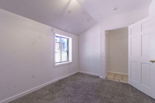 Building Photo - 2 bedroom charmer on W South for rent!