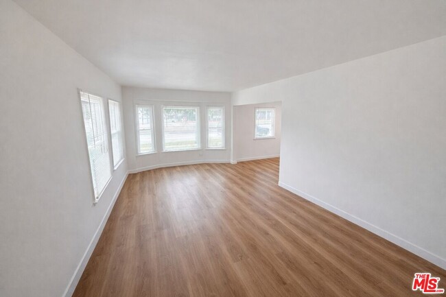 Building Photo - 9132 Crenshaw Blvd