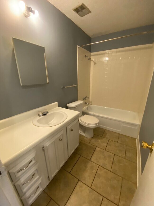 Building Photo - 3 BEDROOM 2 BATH HOUSE WITH 1 CAR GARAGE