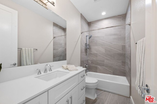 Building Photo - 4372 Paxton Pl