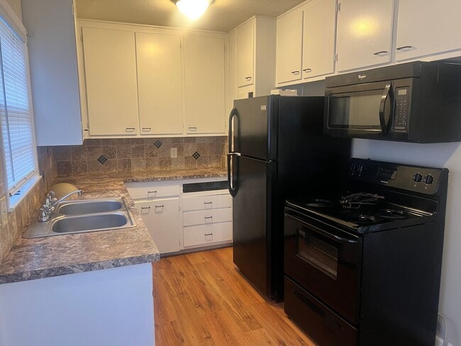 Building Photo - 4 Bedroom 1 bathroom with basement located east Wichita