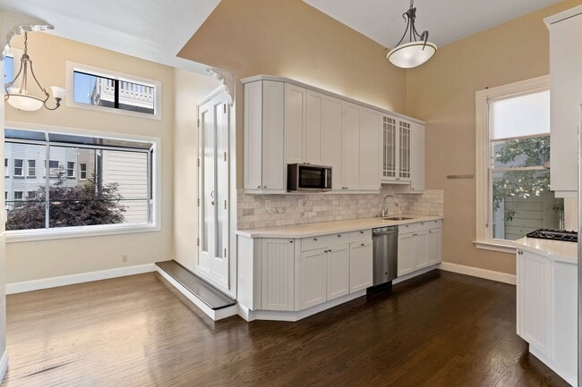 Building Photo - 2 Bed, 2 Bath Victorian Style Condo with M...