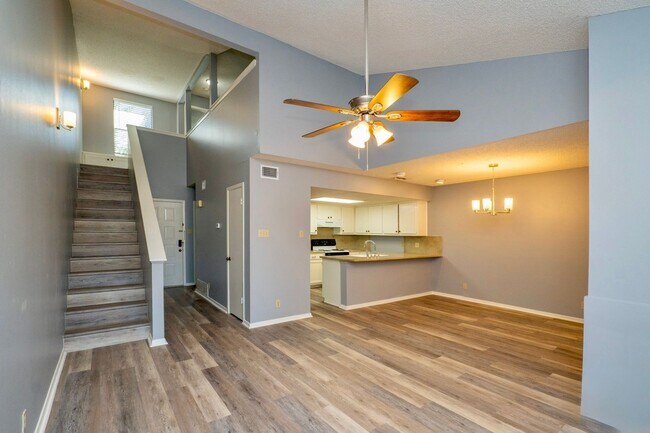 Building Photo - Fully Remodeled Townhome with Loft and Prime Location!