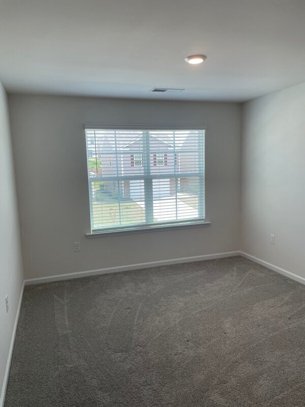 Building Photo - 440 Delahays Rd