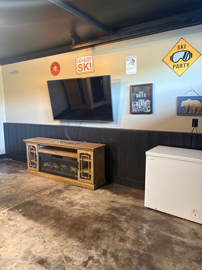 Building Photo - Beautiful Furnished Townhome with infared ...