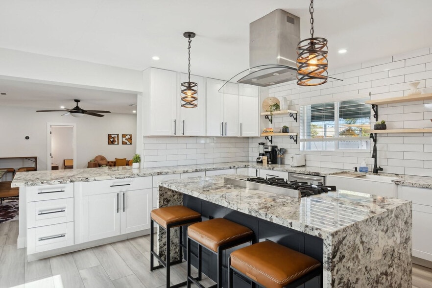 Building Photo - 636 E 6th Pl