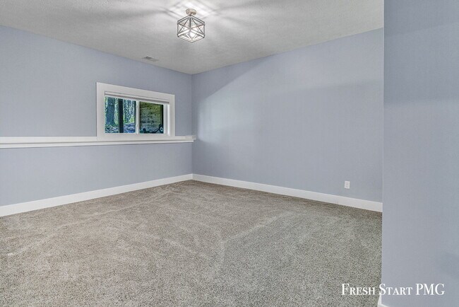 Building Photo - Spacious 6-Bedroom Retreat in Rockford with 3.5 Luxurious Baths
