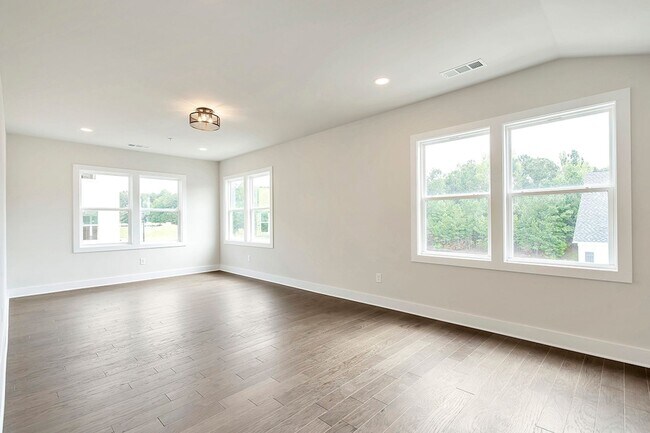 Building Photo - Luxury Westshore Townhome