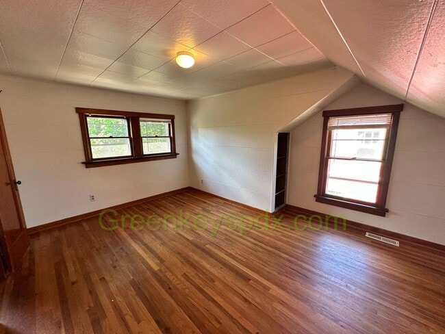 Building Photo - Gorgeous Pet-Friendly 3 Bedroom 1 Bath House