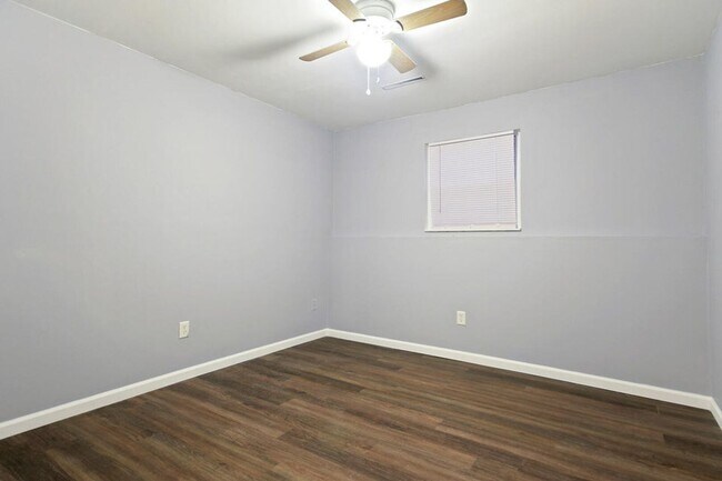 Building Photo - 3201 Elm Grove Dr