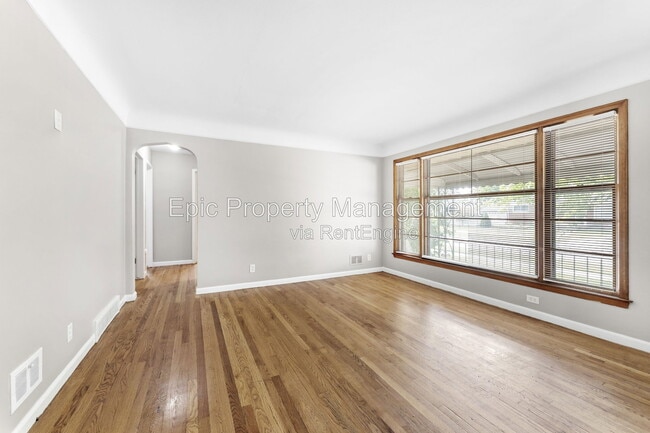 Building Photo - 812 Riverbank St