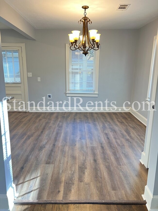 Building Photo - Adorable updated bungalow on a large lot in the heart of Grant Park!