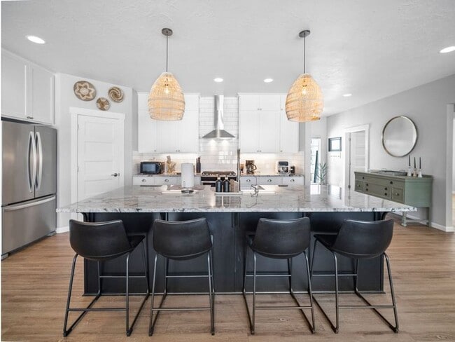 Building Photo - Fully Furnished Luxury 3-Bed, 2-Bath Home ...