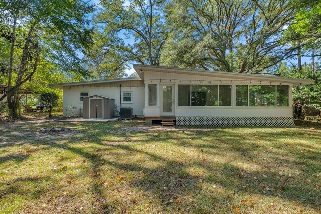 Building Photo - In Town Location on This Mid Century Home