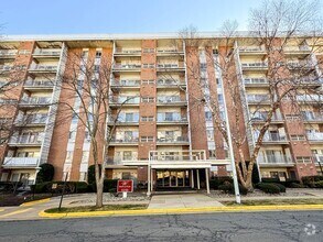 Building Photo - Sun-filled 2 Bed 1 Bath Condo With Large B...