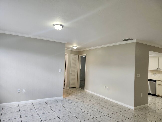 Building Photo - Single Family 3 bedroom 2 bath Must See