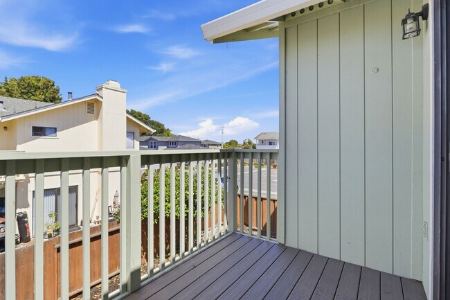 Building Photo - Great 3 Bedroom Townhome with Garage!