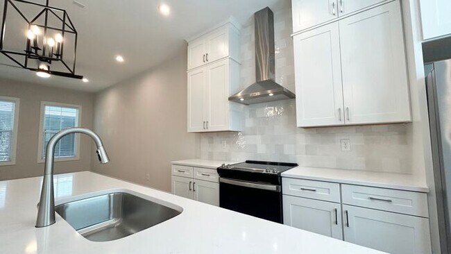 Building Photo - Chastain Park! 2 Bed-2 Bath Townhome, Available NOW!