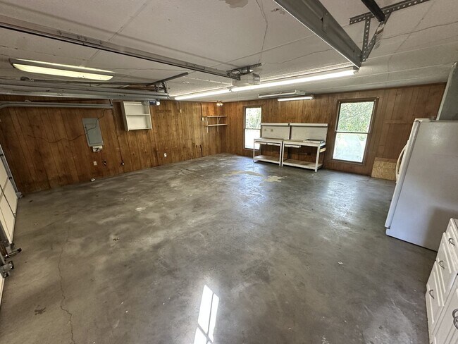 Building Photo - Single Family home in Greenhill Area!