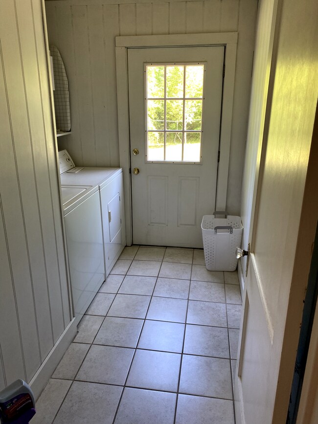 Building Photo - Available June 1!  Charming house close to downtown and La Tech!