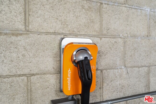 Building Photo - 1401 S St Andrews Pl