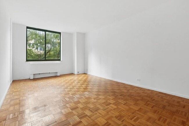 Building Photo - 295 Greenwich St