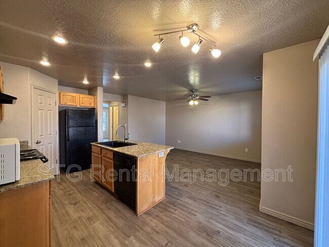 Building Photo - 3155 S Hidden Valley Dr