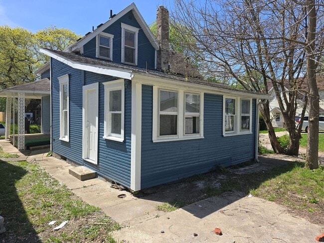 Building Photo - 1210 W Powers St