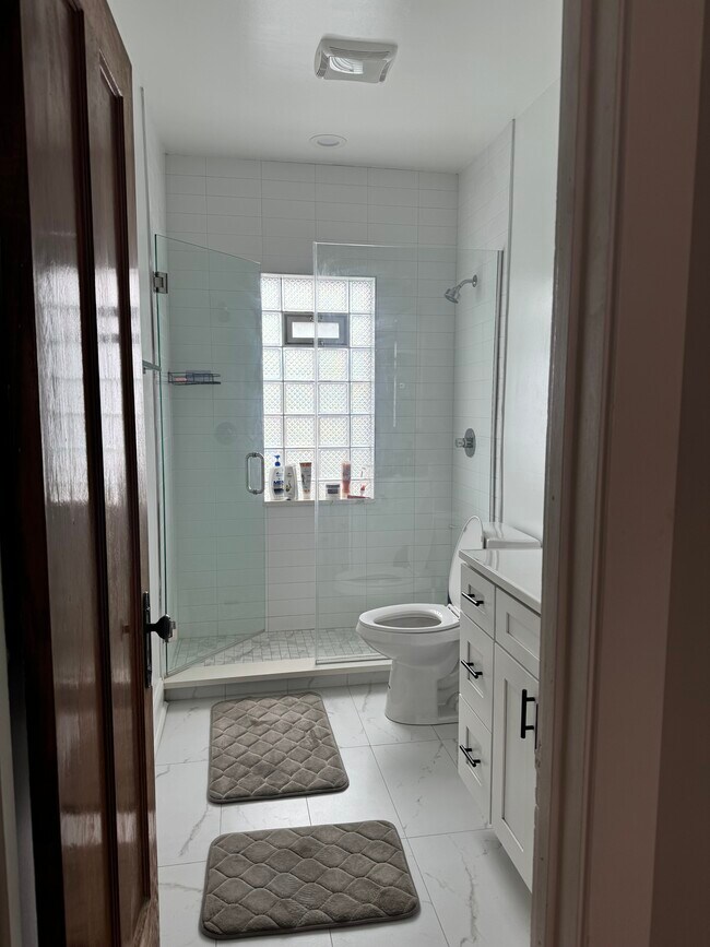 Building Photo - 4815 W Cornelia Ave