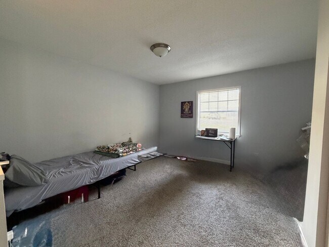 Building Photo - 2 bedroom 2 bath Updated Condo at Avery Close! ON THE WOLFLINE!