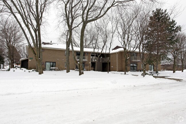 Primary Photo - Pinewood Place