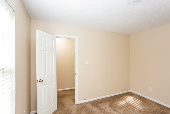 Building Photo - 44 Poplar Ct