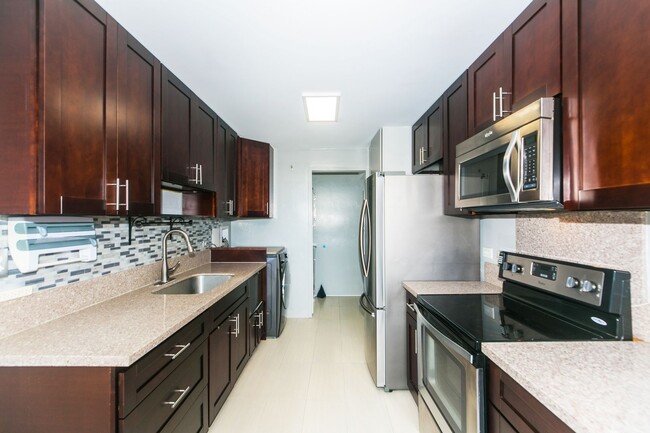 Building Photo - Contessa Condo 304 / 2b2b1pkg Ready to Mov...