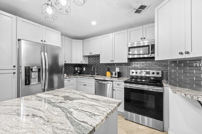 Building Photo - 2083 NE Collins Cir