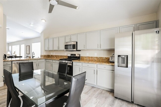 Building Photo - Fully Furnished - Turn Key - Short Term 31days+ - Sleeps up to 7