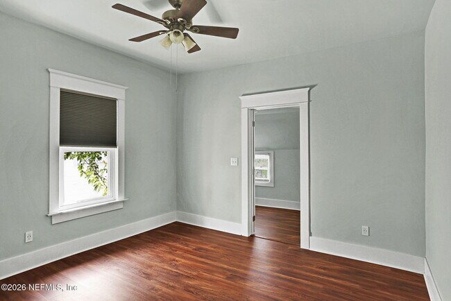 Building Photo - 424 E 6th St