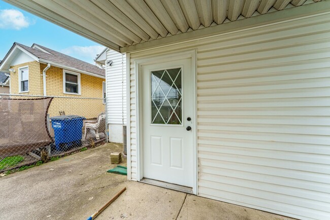 Building Photo - Remodeled 2 bedroom with off street parkin...